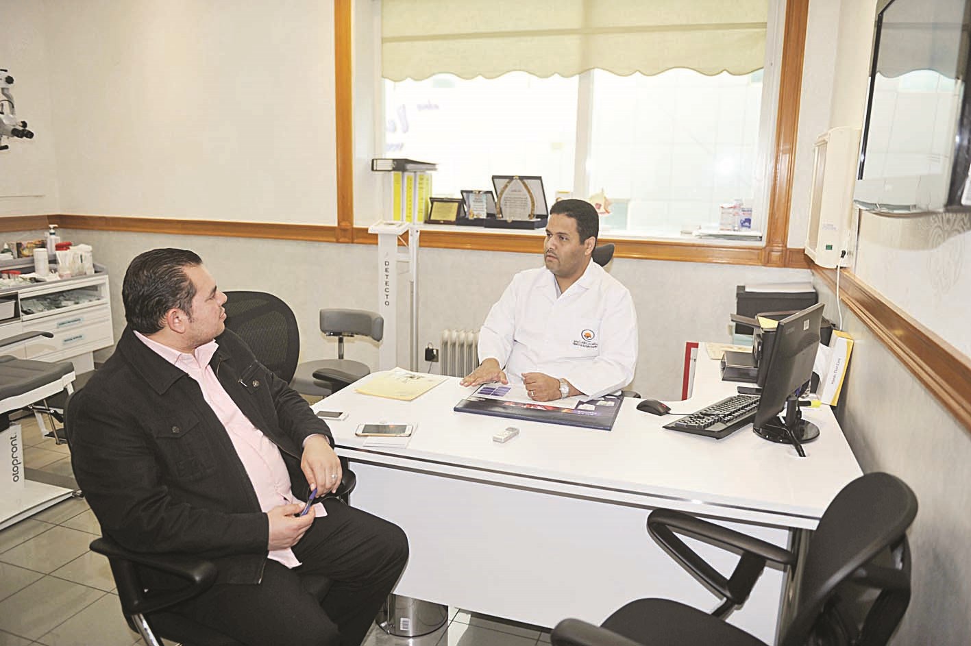 الدويلة متحدثاً للزميل باسم عبدالرحمن (تصوير نور هنداوي)