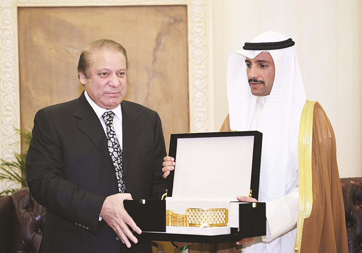 الغانم يتبادل وشريف هدايا تذكارية