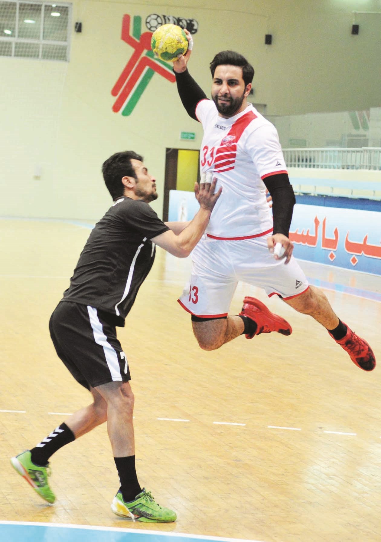 u0645u0634u0627u0631u064a u0635u064au0648u0627u0646 u0644u0627u0639u0628 u00abu0627u0644u0643u0648u064au062au00bb u0645u0635u0648u0628u0627u064b u0627u0644u0643u0631u0629 u0639u0644u0649 u0645u0631u0645u0649 u0627u0644u0642u0631u064au0646 b (u062au0635u0648u064au0631 u0633u0639u062f u0647u0646u062fu0627u0648u064a)