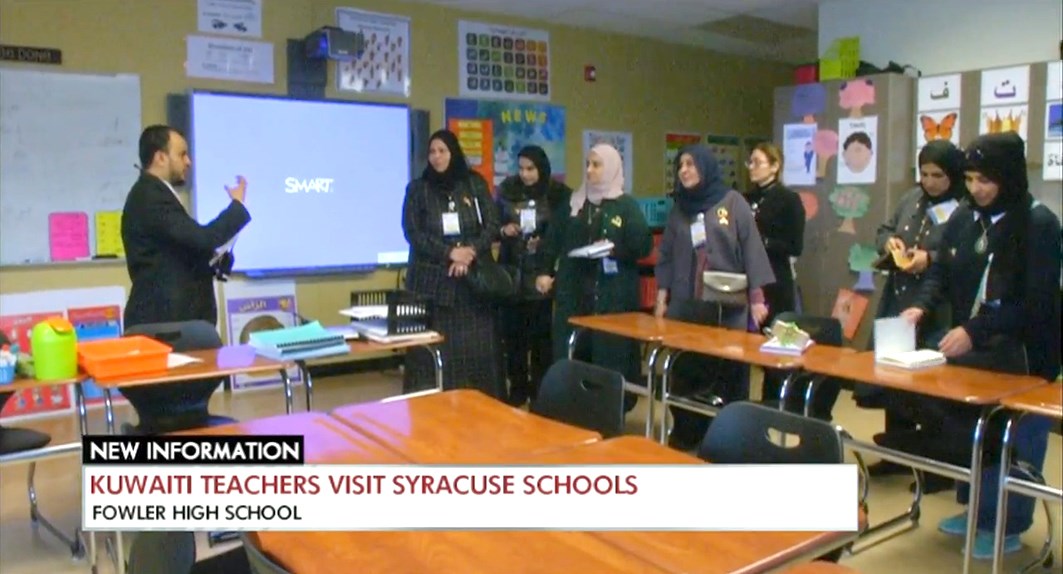 عدد من عضوات الوفد يتابعن شرحاً يقدمه معلم اللغة العربية في المدرسة