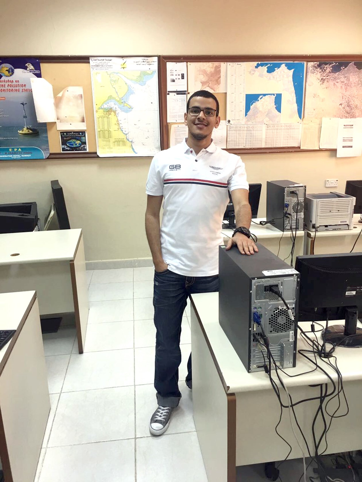 الطالب حمد الهندي في احد المختبرات