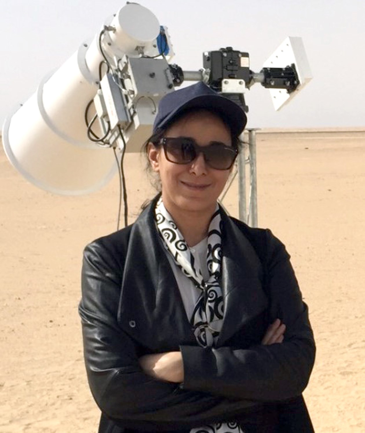 هالة الجسار تستعد للرصد من خلال التليسكوب