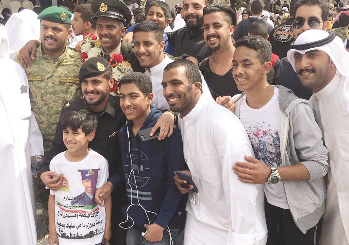 الملازم الوهيب وسط احتفاء ذويه بتخرجه