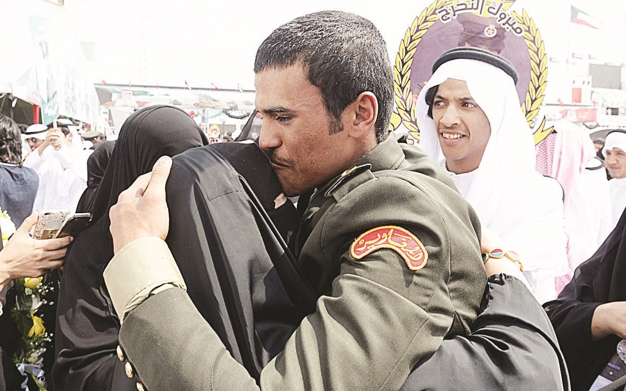 أحد رجال المغاوير يرد التحية لأمه