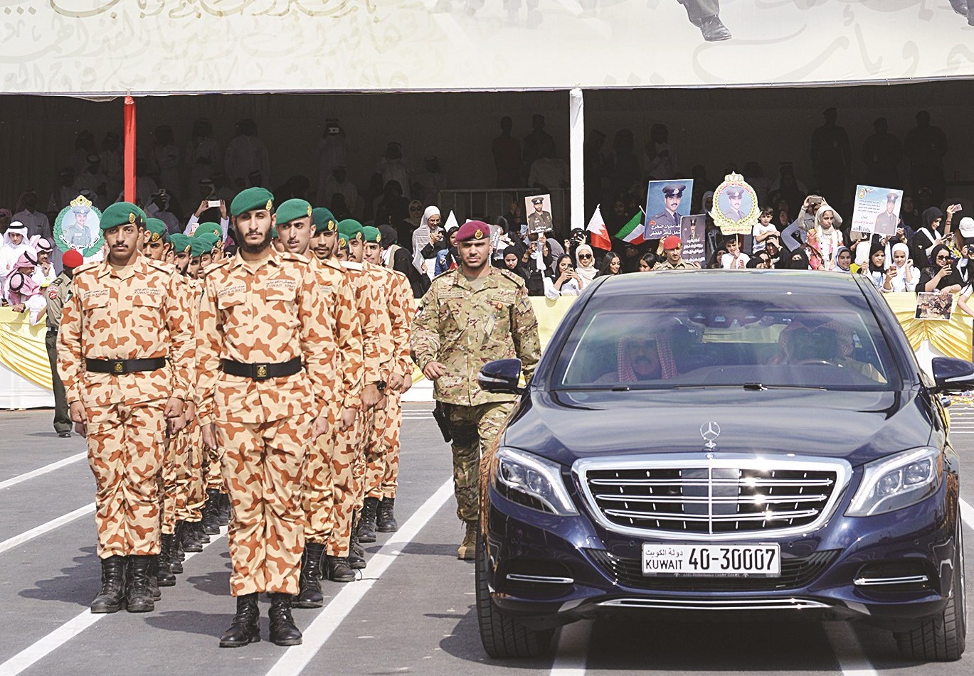 سمو ولي العهد لدى وصوله ساحة الكلية برفقة المغاوير