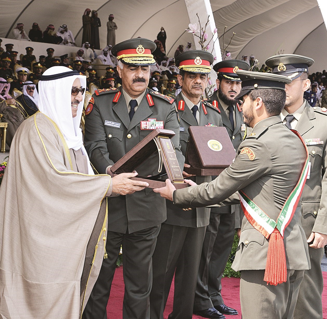 خريج يتسلّم من سمو الأمير درع التكريم