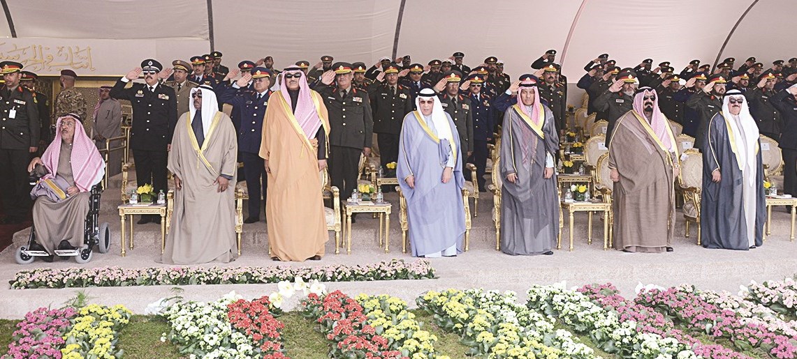 كبار حضور حفل التخريج ويبدو الشيخ جابر الخالد