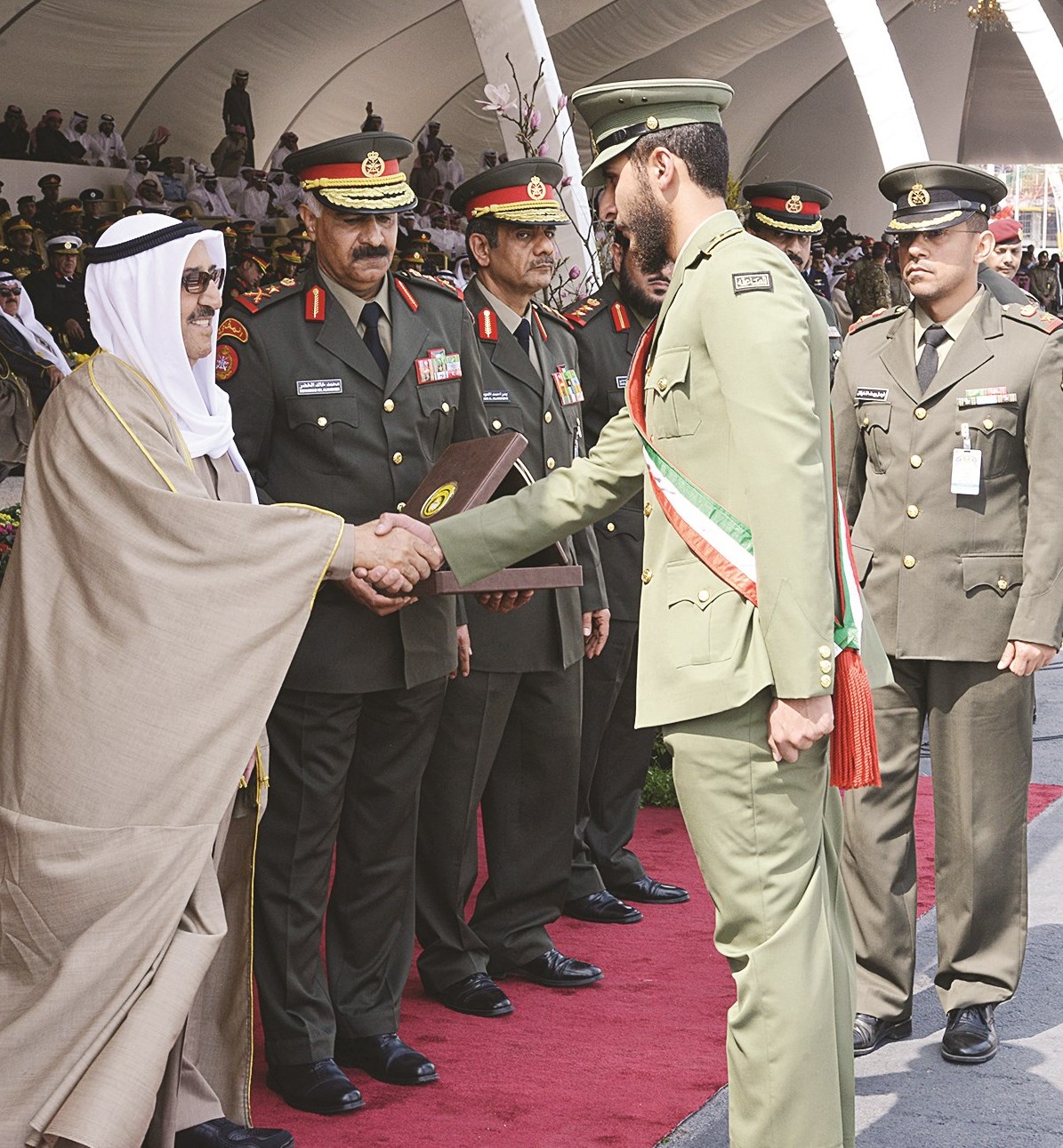 صاحب السمو يصافح أحد الخريجين