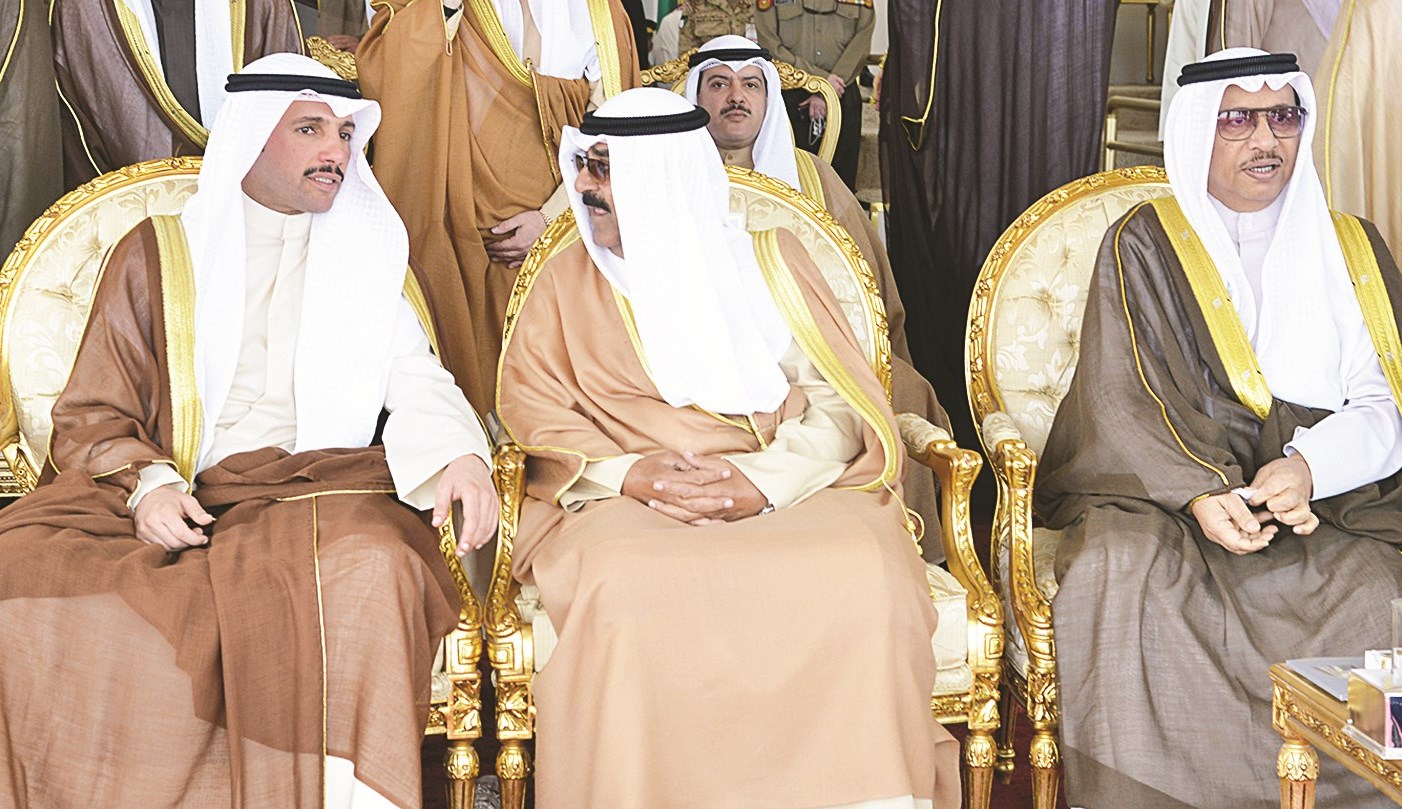 حديث بين الغانم ومشعل الأحمد بحضور المبارك