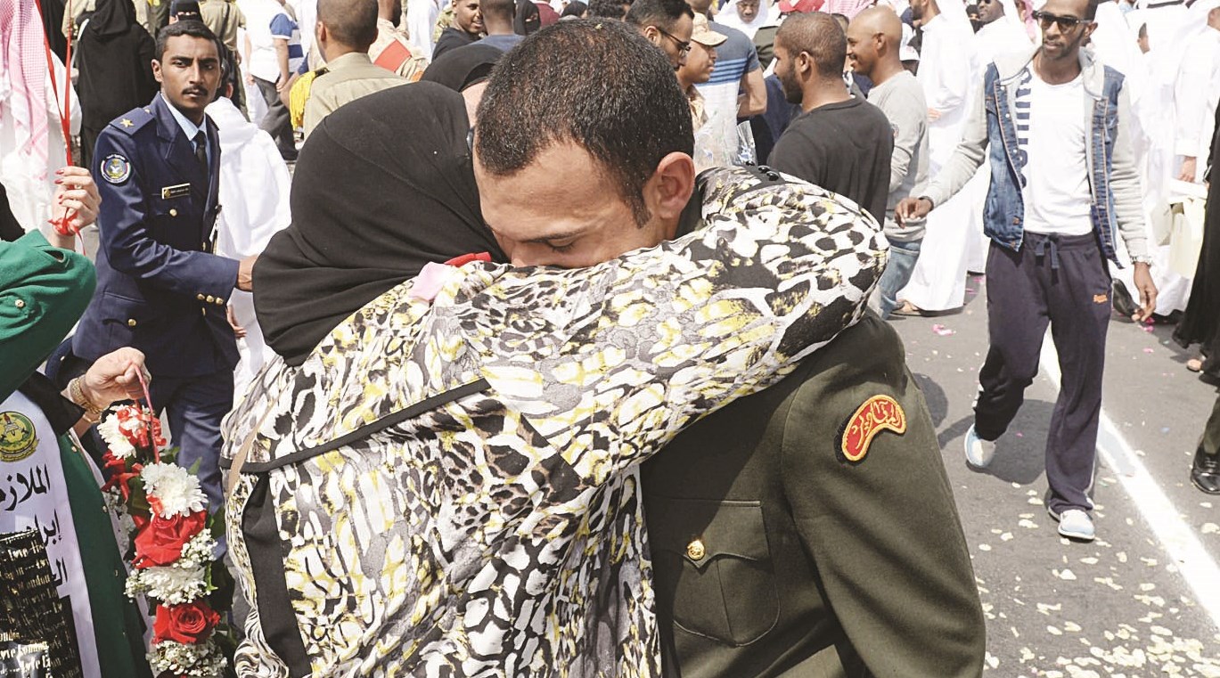 فرحة أم بتخرج ولدها