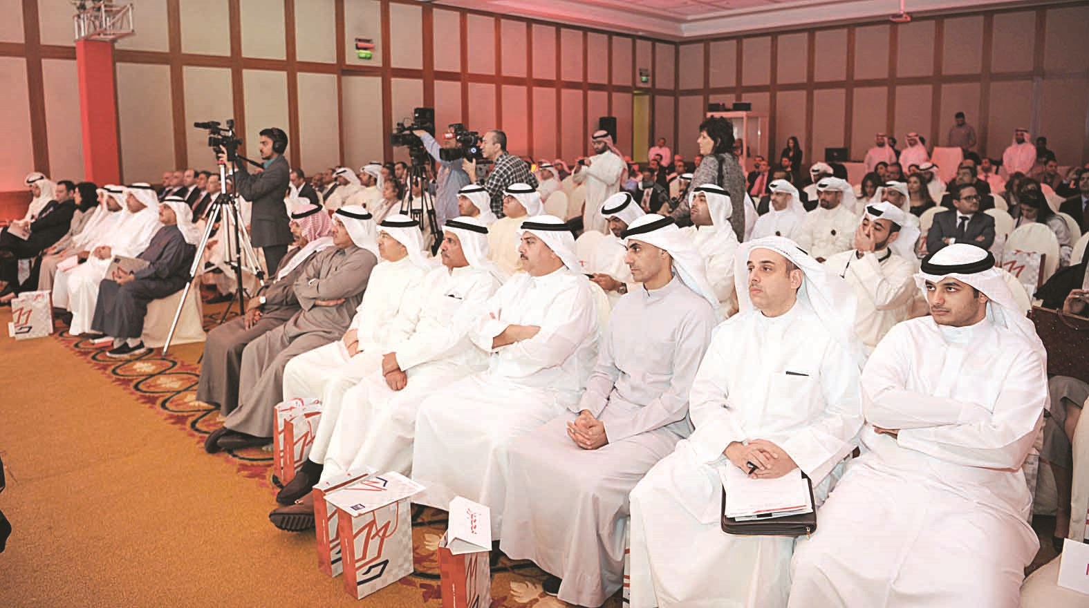 بدر الخرافي إلى جانب عدد من كبار المساهمين