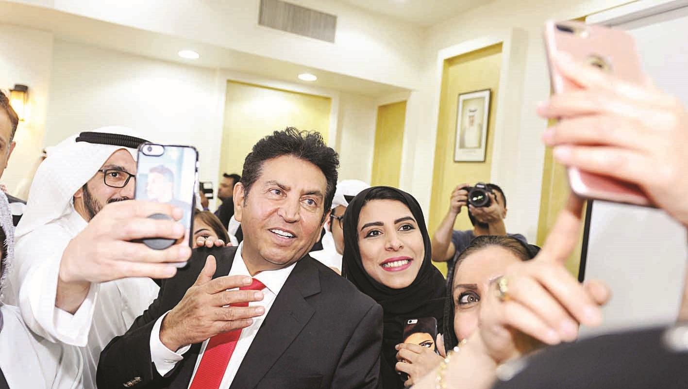 الشاعر وسط المعجبين (تصوير سعد هنداوي)