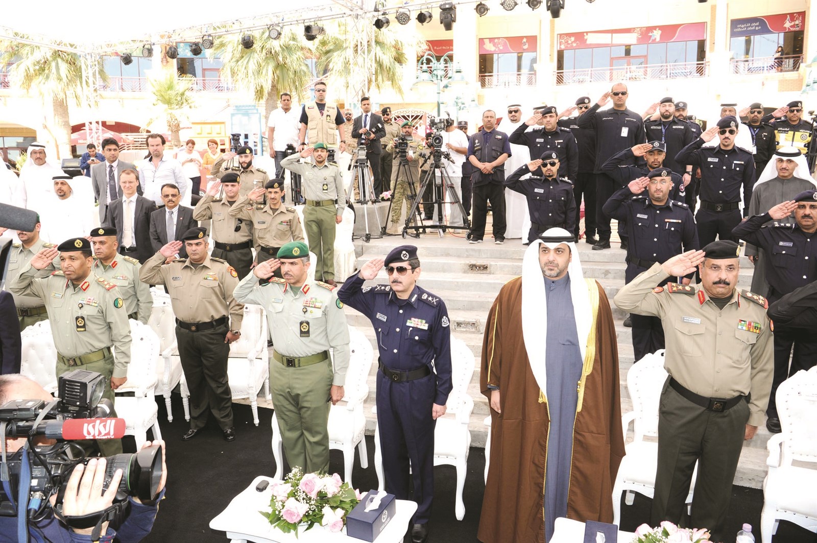 الوزير العبدالله والقيادات العسكرية لدى عزف النشيد الوطني