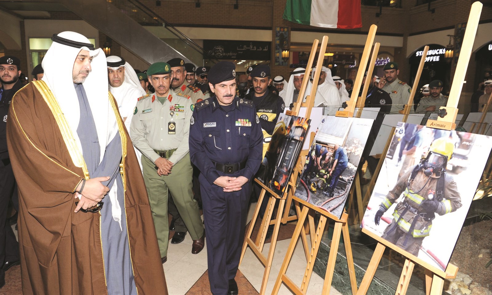 الوزير يطلع على معرض الصور المصاحب للفعالية