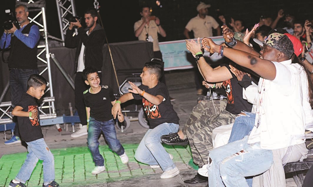 ... ورقصة من الأطفال