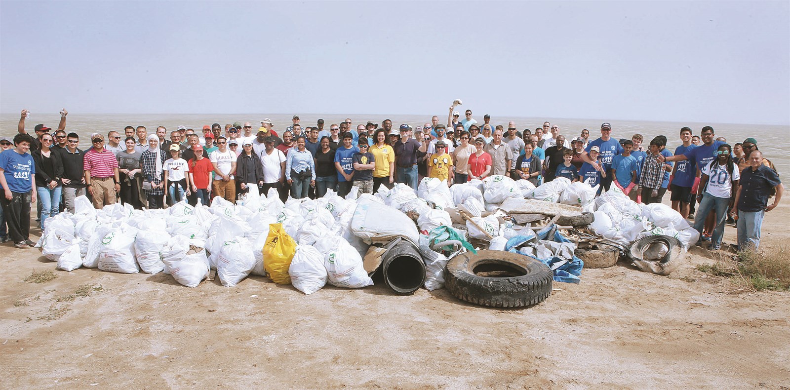 المشاركون في حملة تنظيف شاطئ الصليبخات
