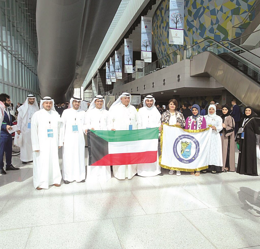 فريق جامعة الكويت والهيئة الإدارية في قطر