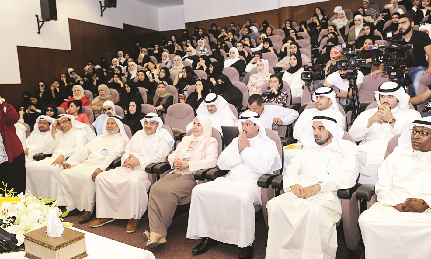 إدارة «التطبيقي» تتقدم الحضور