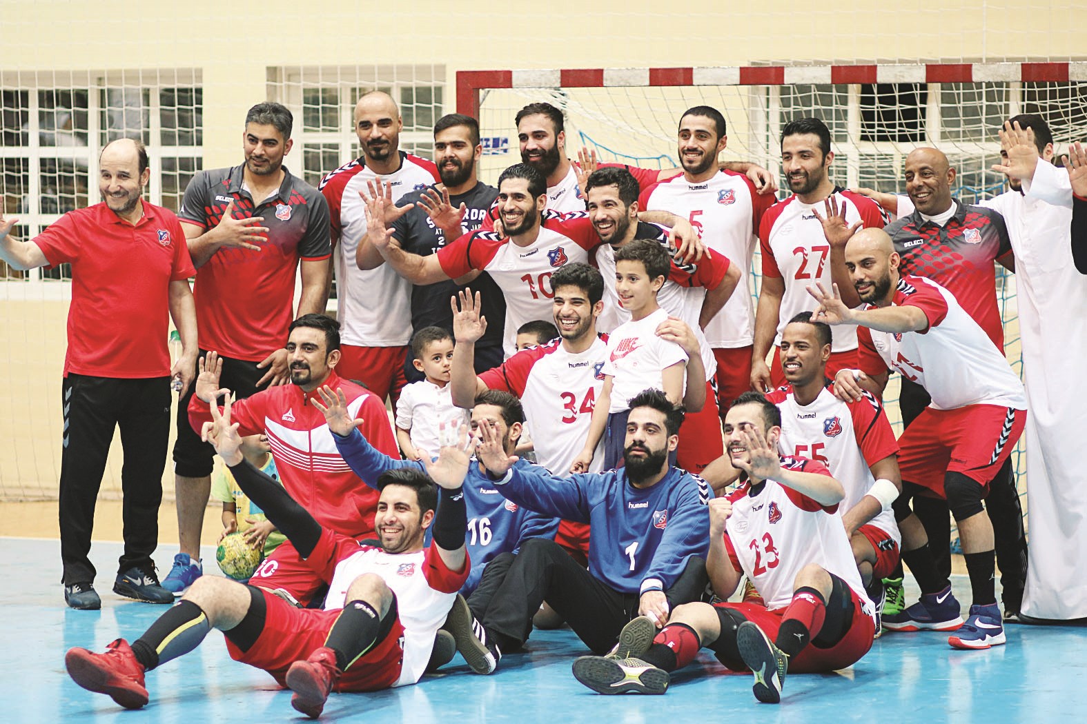 u0644u0627u0639u0628u0648 u00abu0627u0644u0643u0648u064au062au00bb u064au0634u064au0631u0648u0646 u0625u0644u0649 u0641u0648u0632u0647u0645 u0628u0644u0642u0628 u062fu0648u0631u064a u0643u0631u0629 u0627u0644u064au062f u0644u0644u0645u0631u0629 u0627u0644u062eu0627u0645u0633u0629 (u062au0635u0648u064au0631 u0623u0633u0639u062f u0639u0628u062fu0627u0644u0644u0647)