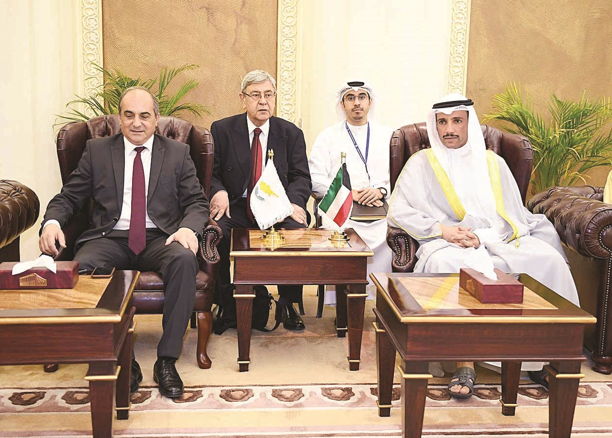 الغانم وسيلوريس خلال المباحثات