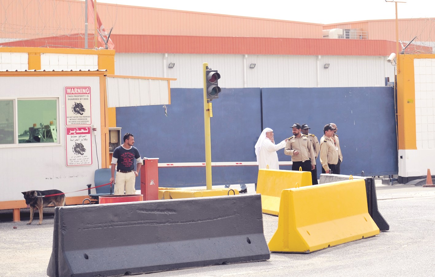 رجال حراسة الشركة ينظمون صفوفهم لمنع دخول أحد الموقع