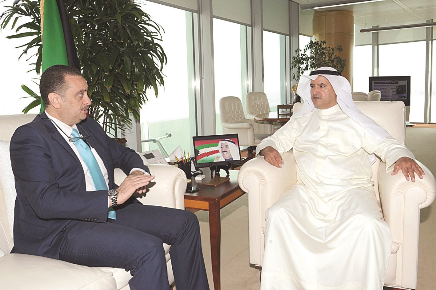 المرزوق متحدثاً للزميل إيهاب حشيش (تصوير طارق عزالدين)