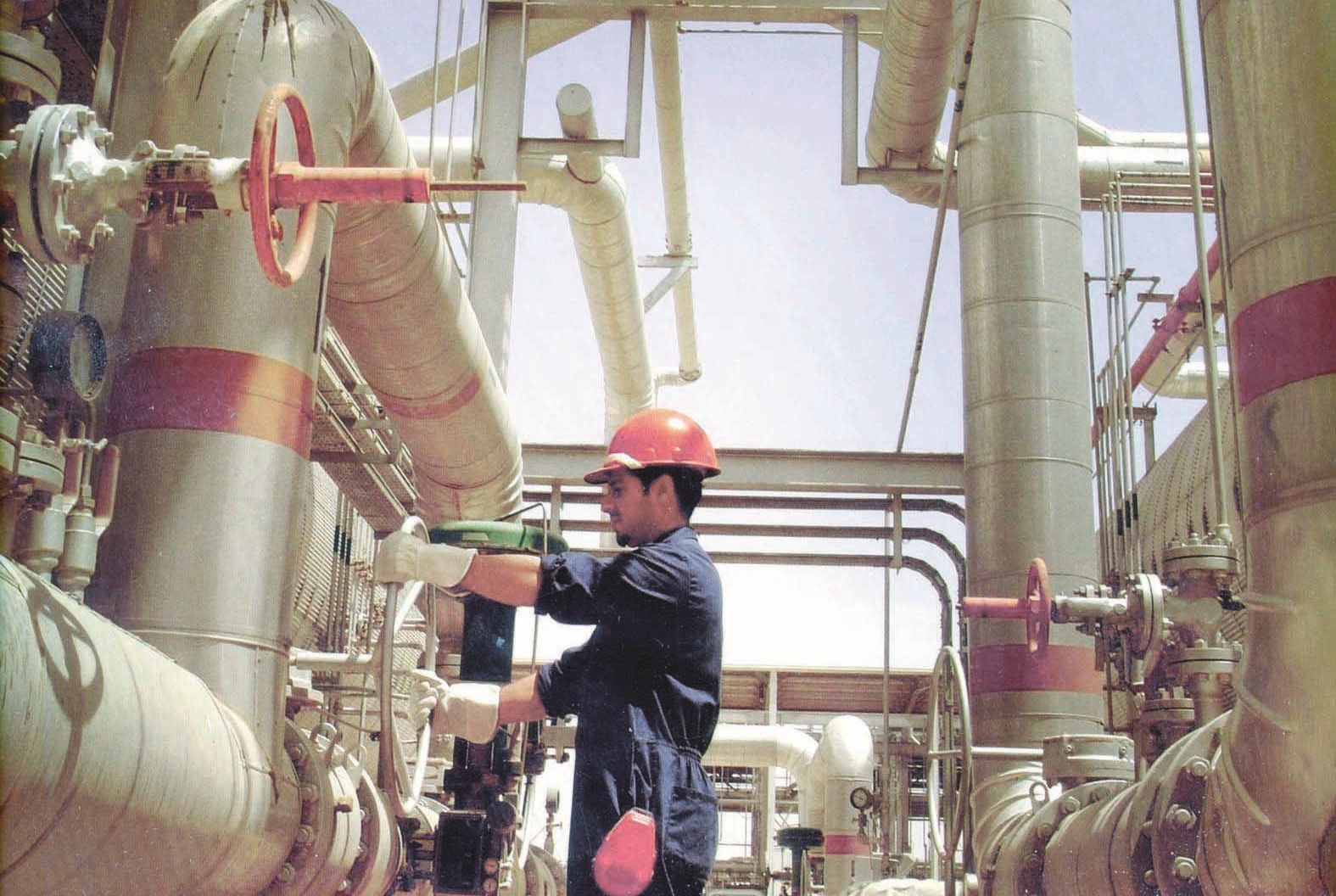 وزير النفط يولي أهمية خاصة لتأهيل الكوادر الوطنية