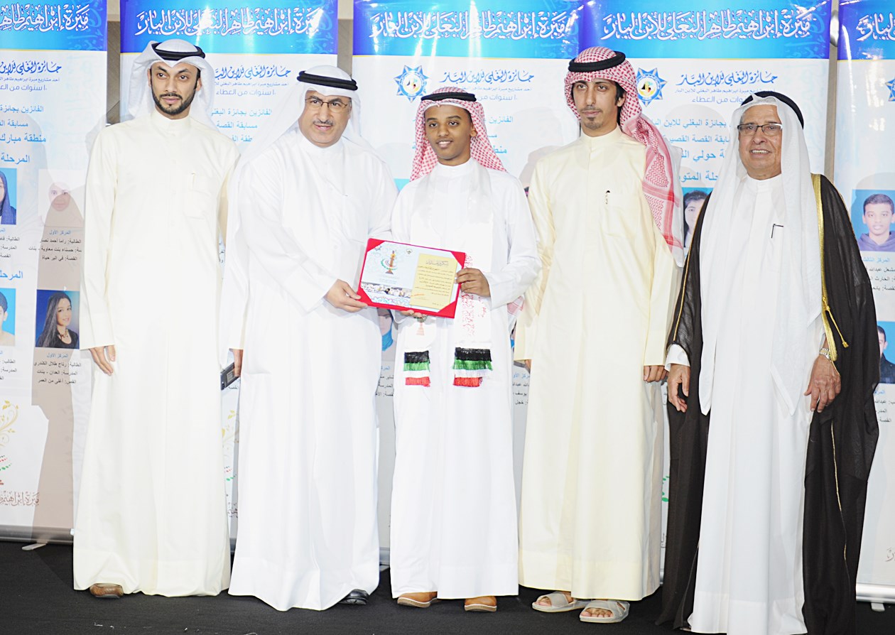 تكريم أحد الفائزين في المسابقة