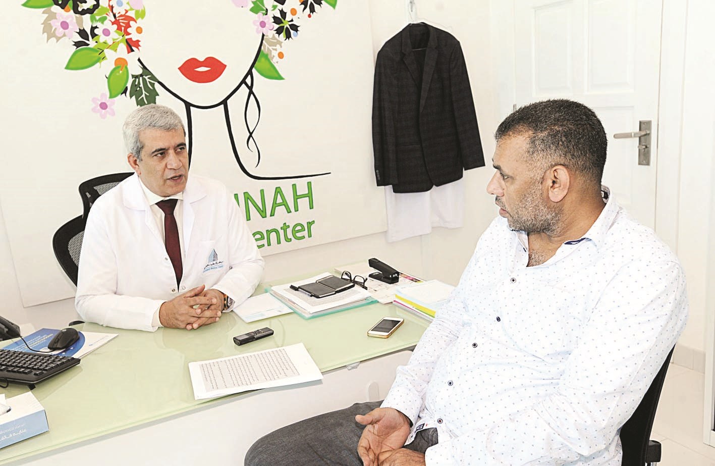 محروس متحدثاً إلى الزميل عمر العلاس  (تصوير كرم دياب)