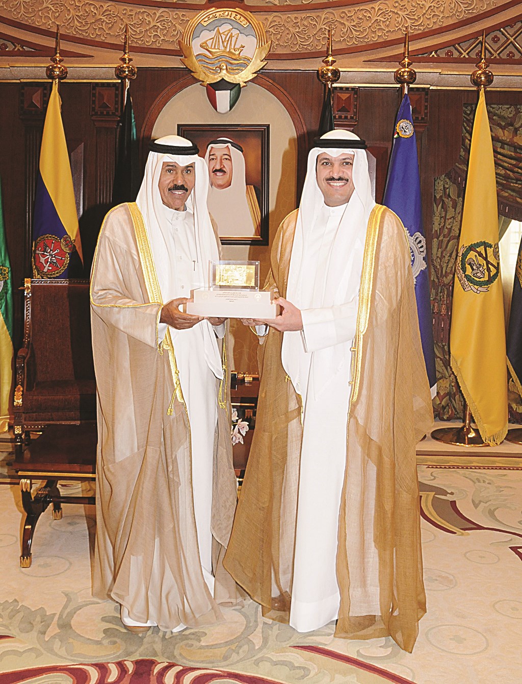 ... ومتسلماً «الدينار الذهبي» من الهاشل