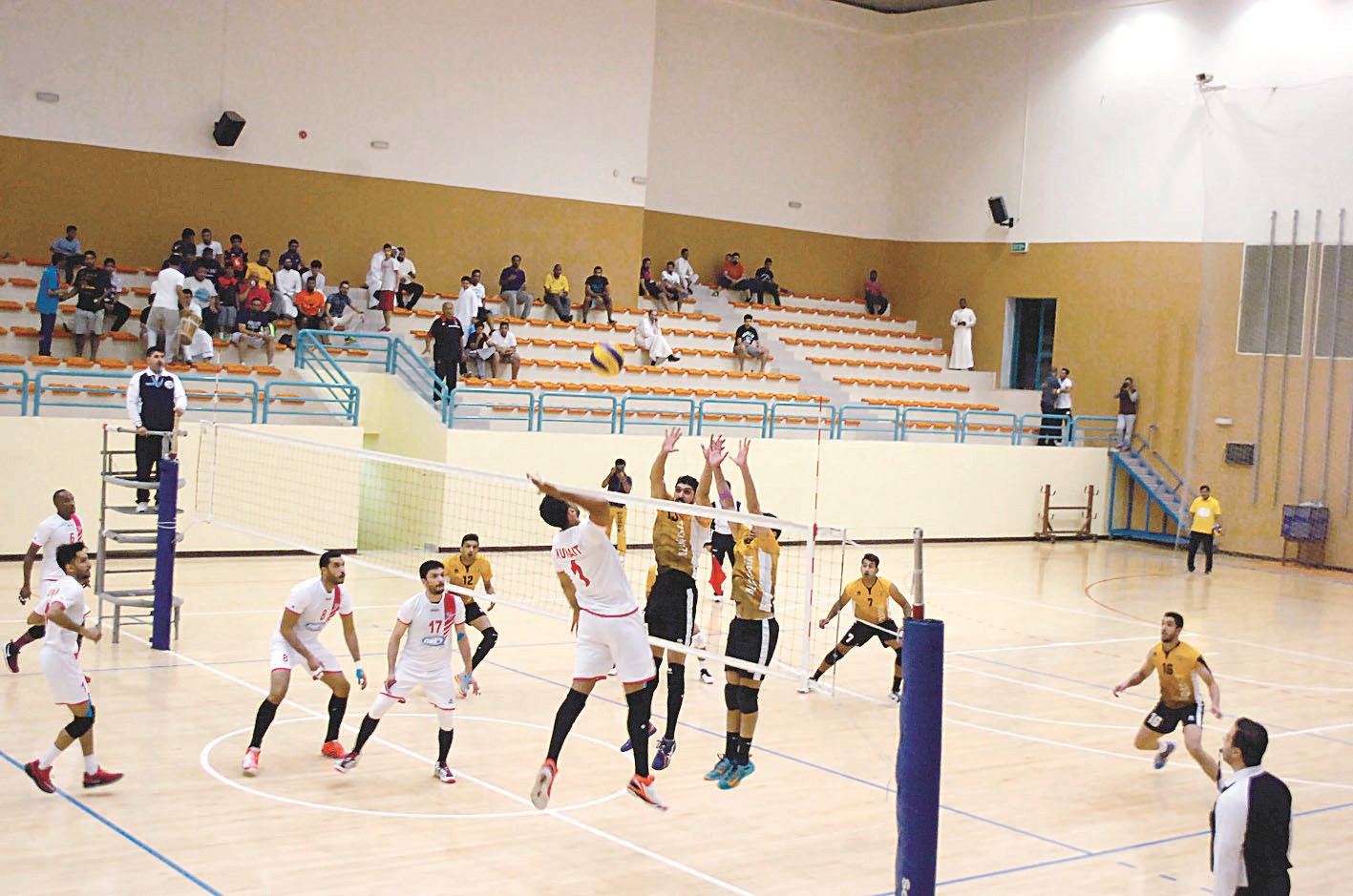 u062du0627u0626u0637 u0635u062f u0642u062fu0633u0627u0648u064a u0623u0645u0627u0645 u0644u0627u0639u0628 u00abu0627u0644u0643u0648u064au062au00bb u0639u0628u062fu0627u0644u0644u0647 u062cu0627u0633u0645  (u062au0635u0648u064au0631 u0628u0633u0627u0645 u0632u064au062fu0627u0646)