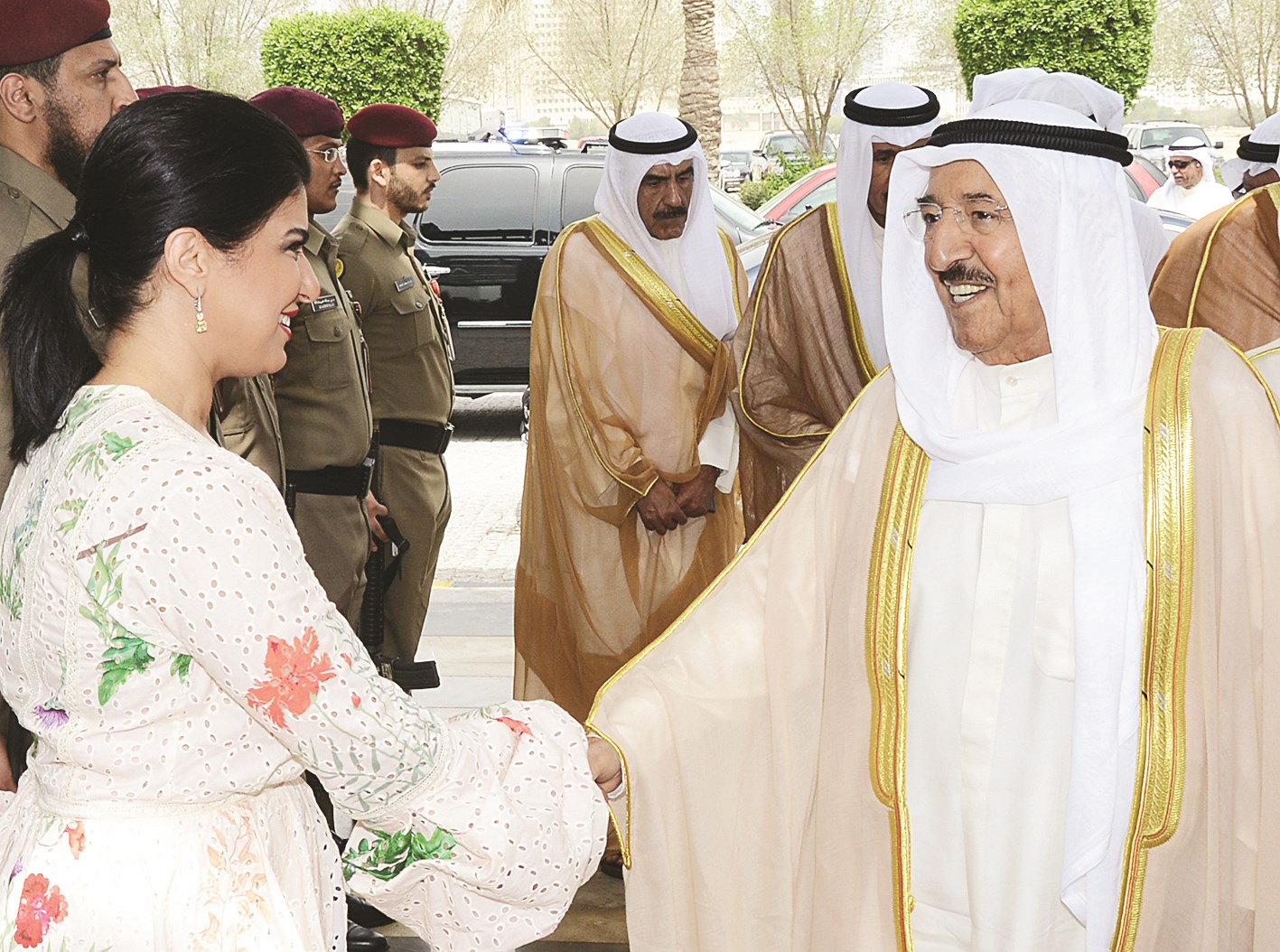 صاحب السمو يصافح إحدى المشاركات في استقبال سموه