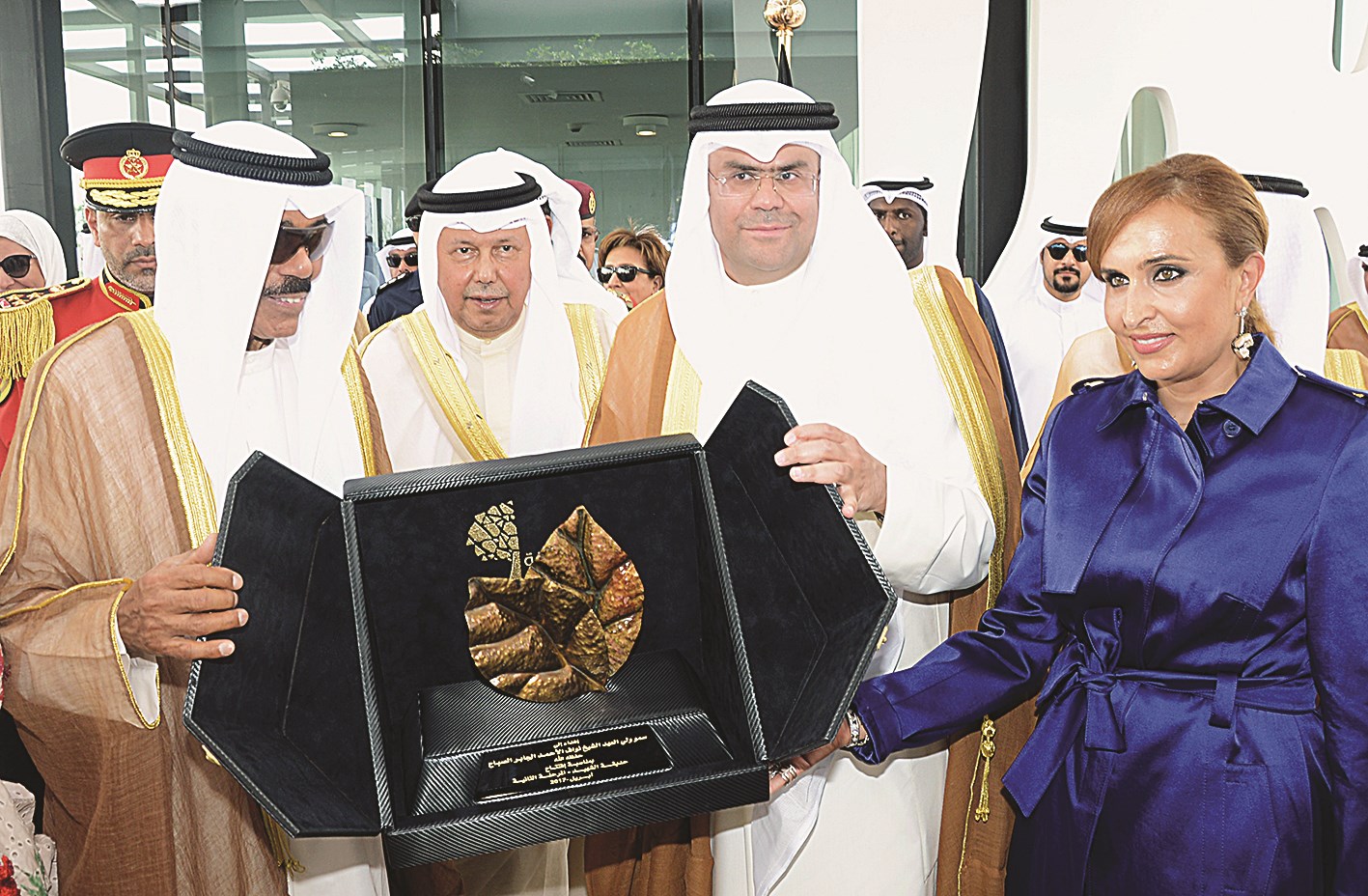ولي العهد يتلقى هدية تذكارية