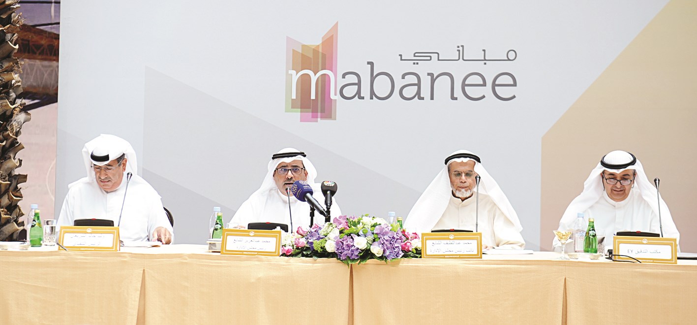 الشايع مترئساً الاجتماع وإلى يمينه الشريعان         (تصوير سعود سالم)