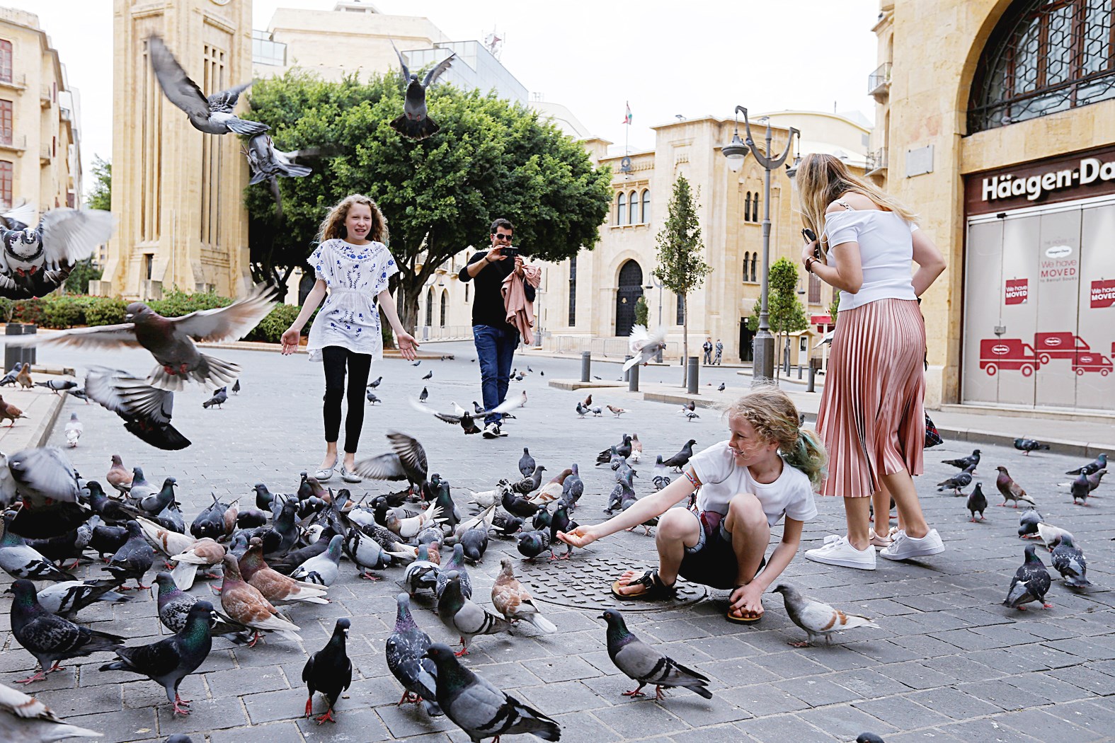 u0637u0641u0644u0629 u062au0637u0639u0645 u0627u0644u062du0645u0627u0645 u0623u0645u0627u0645 u0645u0628u0646u0649 u0645u062cu0644u0633 u0627u0644u0646u0648u0627u0628 u0641u064a u0648u0633u0637 u0628u064au0631u0648u062a u0623u0645u0633 (u0631u0648u064au062au0631u0632)