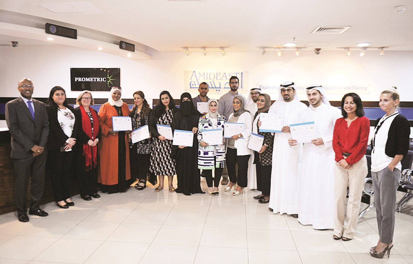 u0627u0644u0645u0634u0627u0631u0643u0648u0646 u0641u064a u0627u0644u0628u0631u0646u0627u0645u062c u0645u0639 u0645u0645u062bu0644u064a u0627u0644u0633u0641u0627u0631u0629 u0648u0645u0633u0624u0648u0644u064a u0627u0644u0645u0639u0647u062f (u062au0635u0648u064au0631 u0646u0648u0631 u0647u0646u062fu0627u0648u064a)