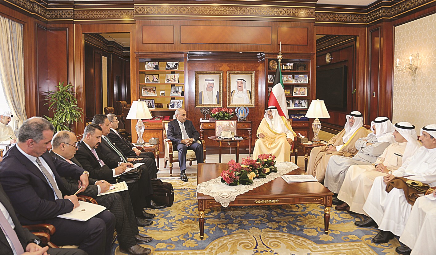 صباح الخالد مستقبلاً الوفد العراقي