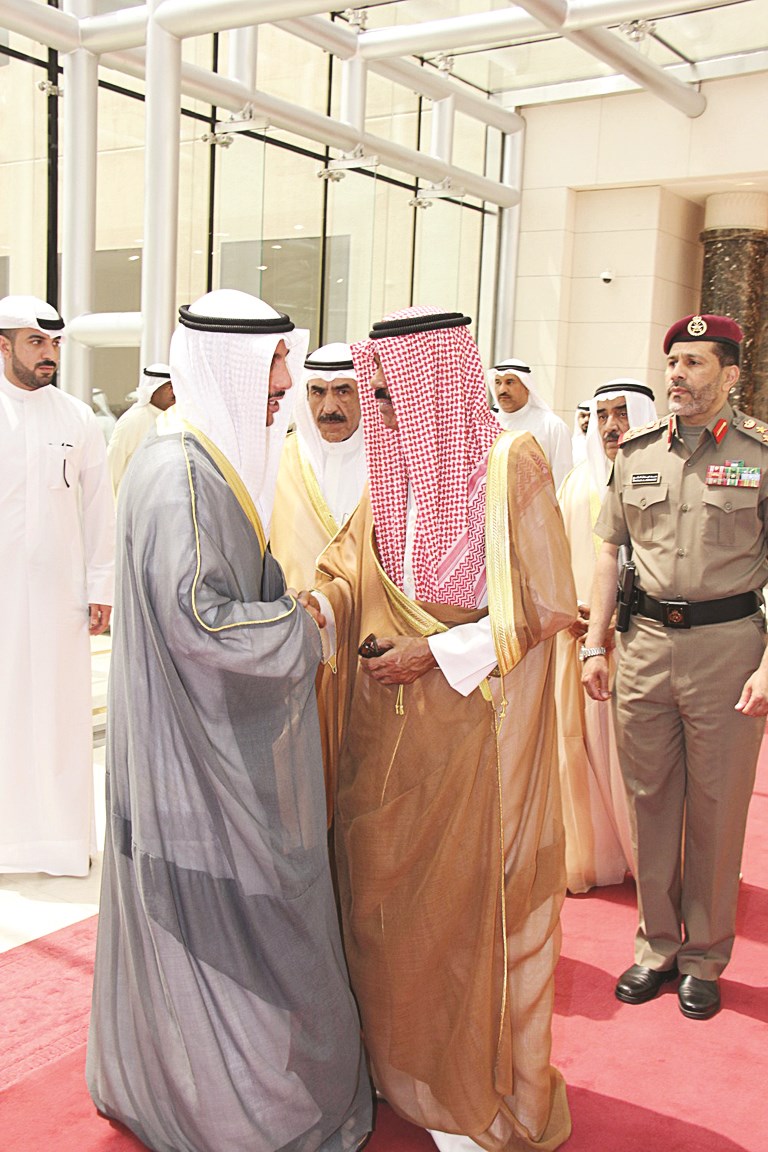 ولي العهد لدى مغادرته وفي وداعه الغانم