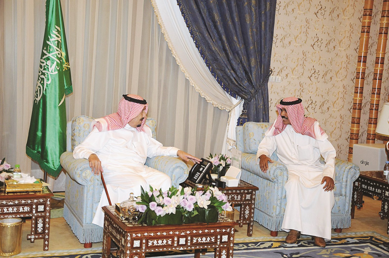 خادم الحرمين مستقبلا ولي العهد