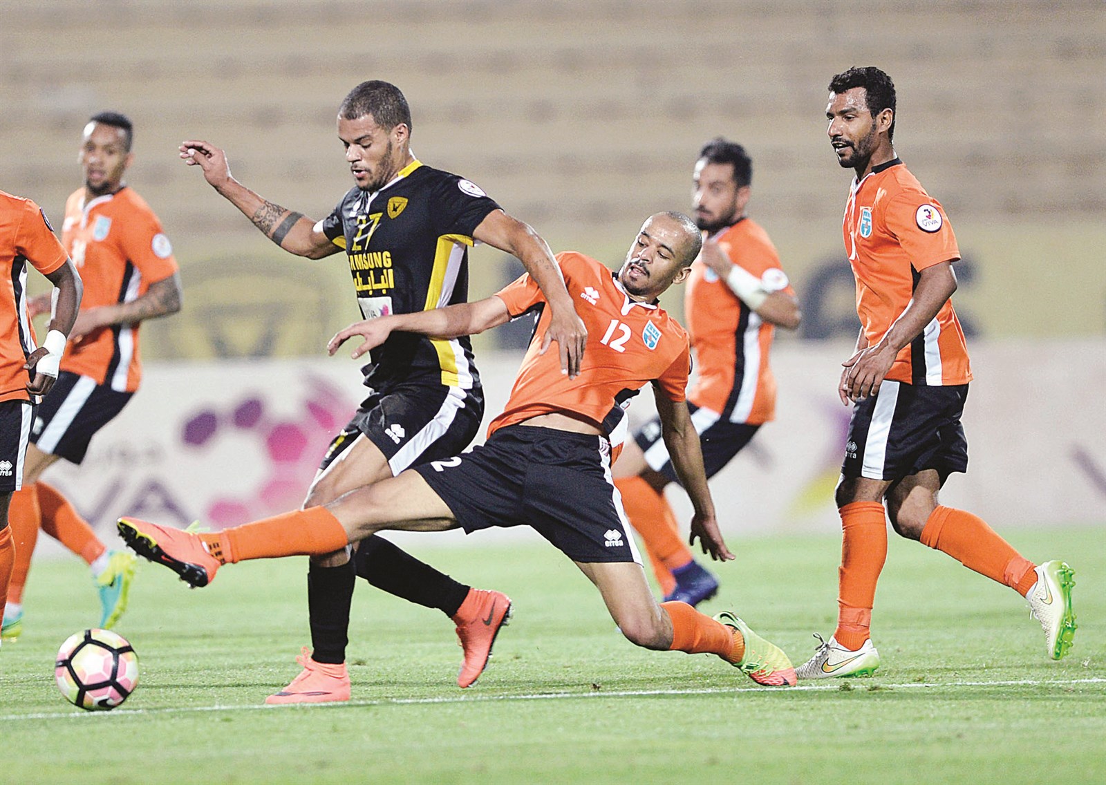 u062du0645u062f u0627u0644u062du0631u0628u064a u064au062du0627u0648u0644 u0642u0637u0639 u0627u0644u0643u0631u0629 u0645u0646 u0623u0645u0627u0645 u0645u062du062au0631u0641 u0627u0644u0642u0627u062fu0633u064au0629 u062fu0627 u0633u064au0644u0641u0627 (u0627u0644u0623u0632u0631u0642 u062fu0648u062a u0643u0648u0645)