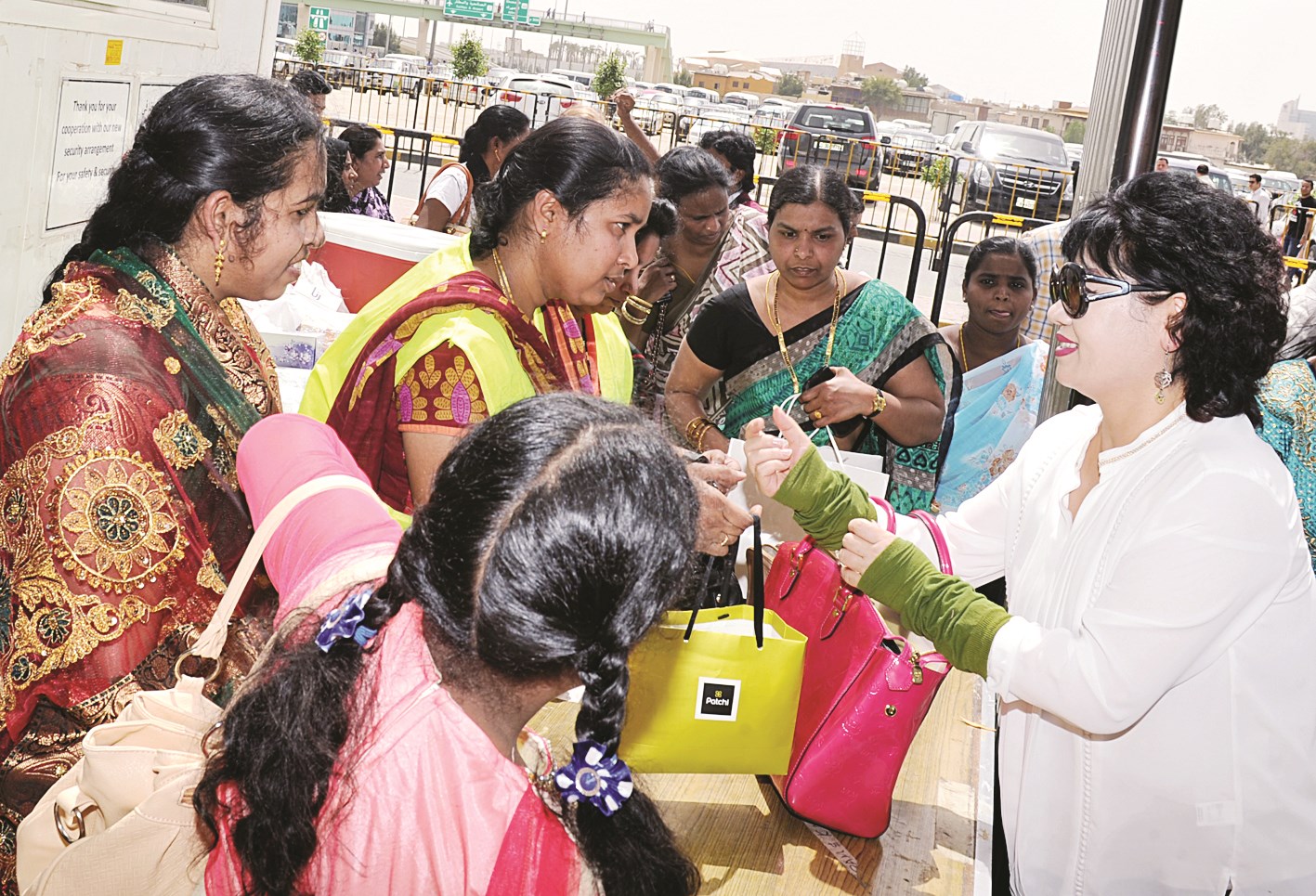 تفتيش حقائب السيدات      (تصوير سعد هنداوي)