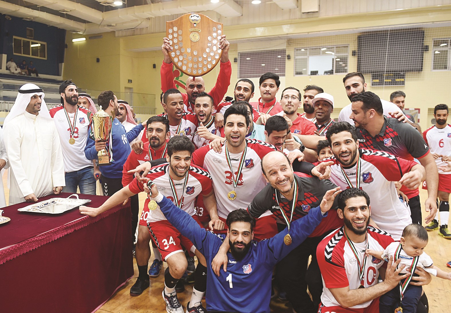 u0644u0627u0639u0628u0648 u00abu0627u0644u0643u0648u064au062au00bb u064au062du0645u0644u0648u0646 u062fu0631u0639 u062fu0648u0631u064a u0643u0631u0629 u0627u0644u064au062f          (u062au0635u0648u064au0631 u062cu0627u0633u0645 u0628u0627u0631u0648u0646)