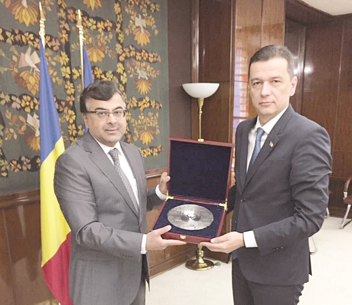 u0627u0644u0647u0627u062cu0631u064a u064au0642u062fu0645 u0647u062fu064au0629 u0644u0631u0626u064au0633 u0627u0644u0648u0632u0631u0627u0621 u0627u0644u0631u0648u0645u0627u0646u064a