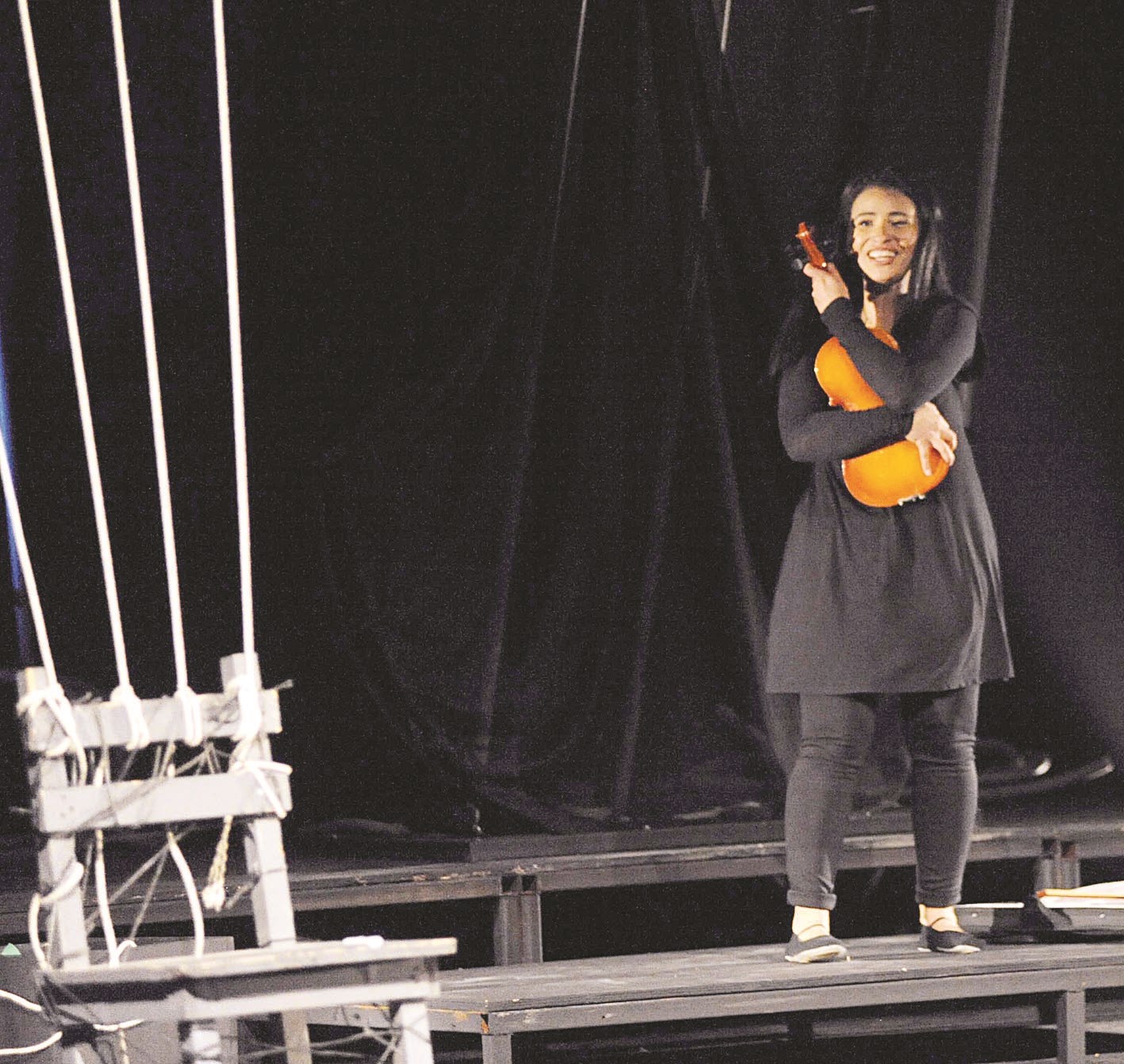 سالي فراج «العازفة»... والكمان (تصوير كرم ذياب)