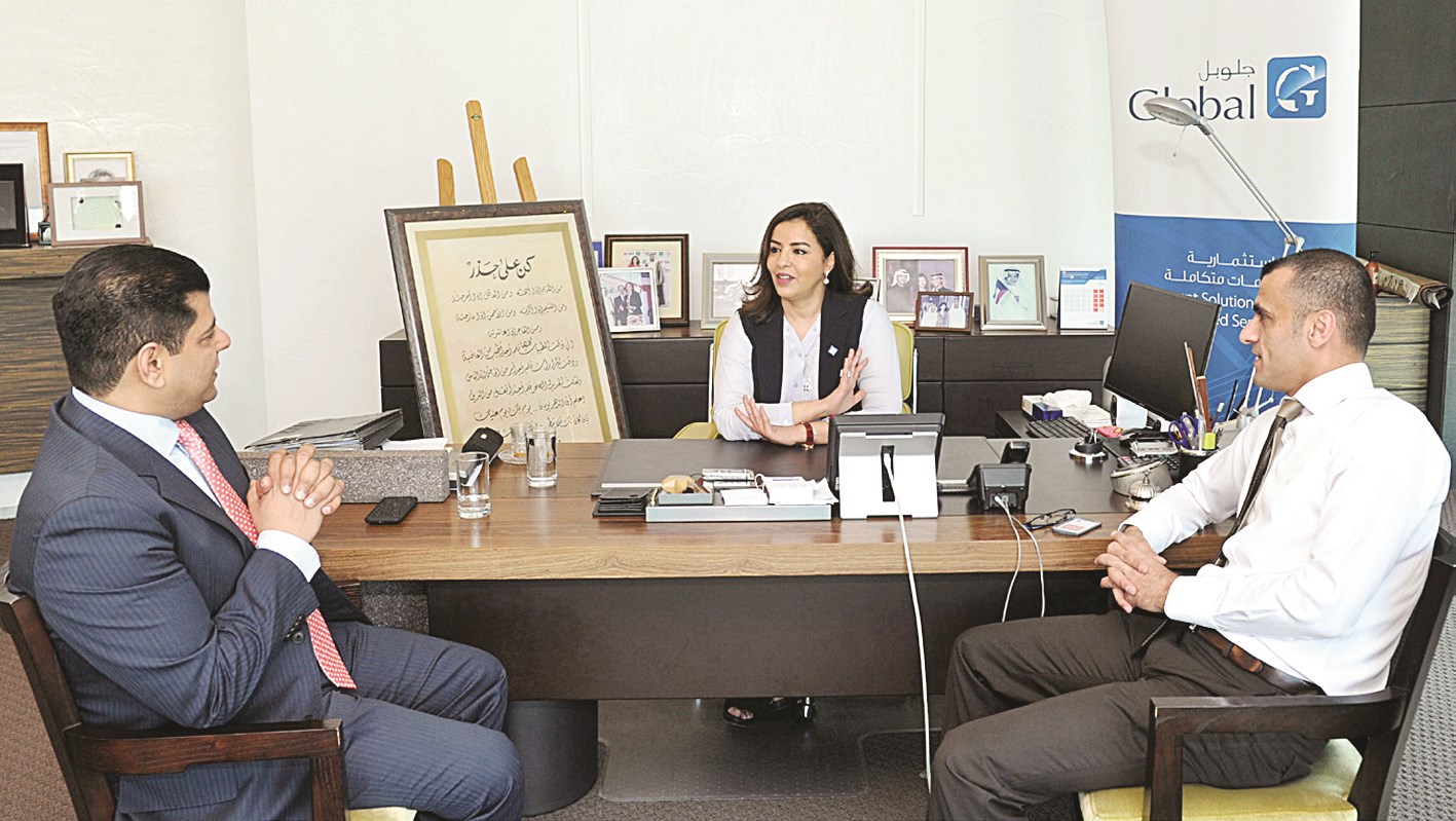 الغنيم متحدثة للزميلين محمد الحايك ورضا السناري (تصوير سعد هنداوي)