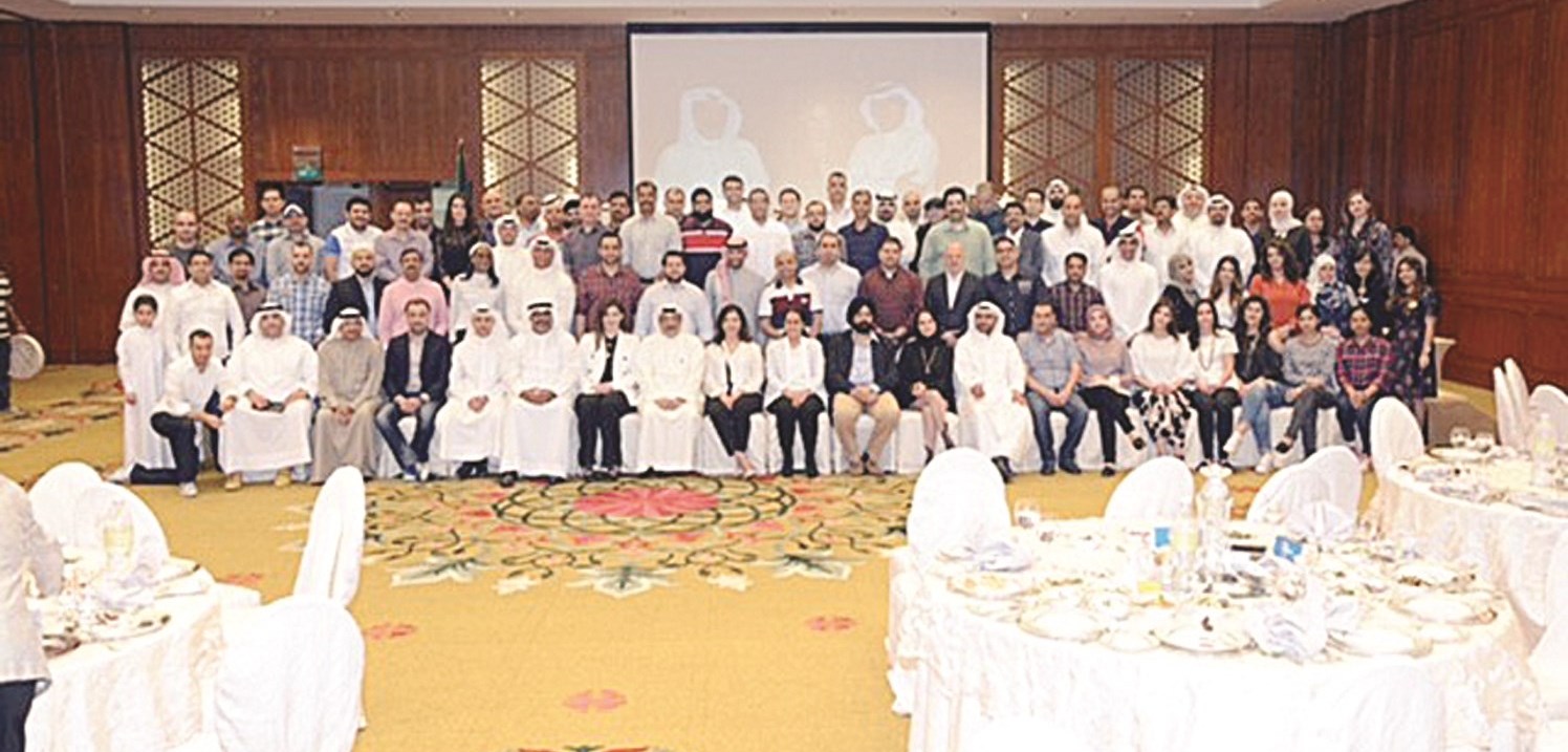 مها الغنيم وبدر السميط وخولة الرومي مع موظفي الشركة خلال حفل تكريمها