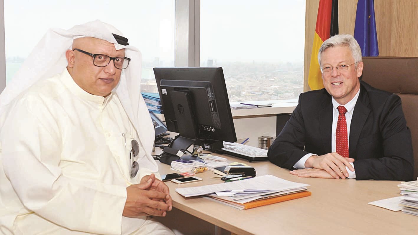 بيرغنر متحدثاً للزميل خالد الشرقاوي