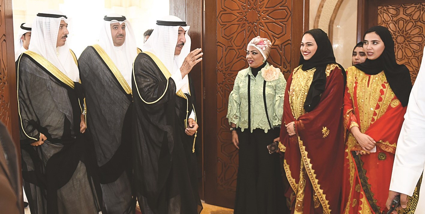 جابر العبدالله يحيي سيدات في استقباله