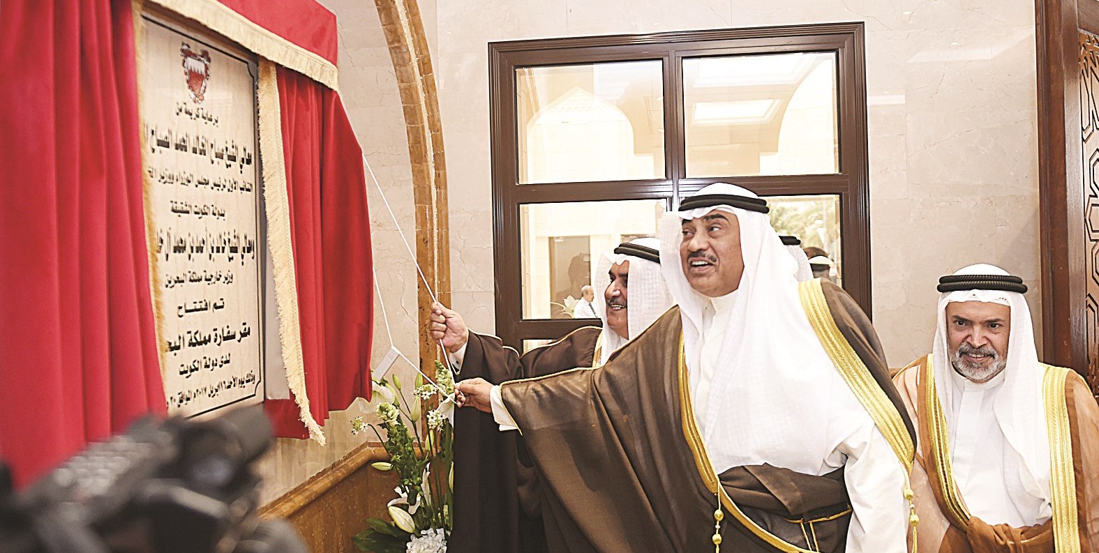 صباح الخالد وخالد بن أحمد يزيحان الستار عن اللوحة التذكارية للسفارة