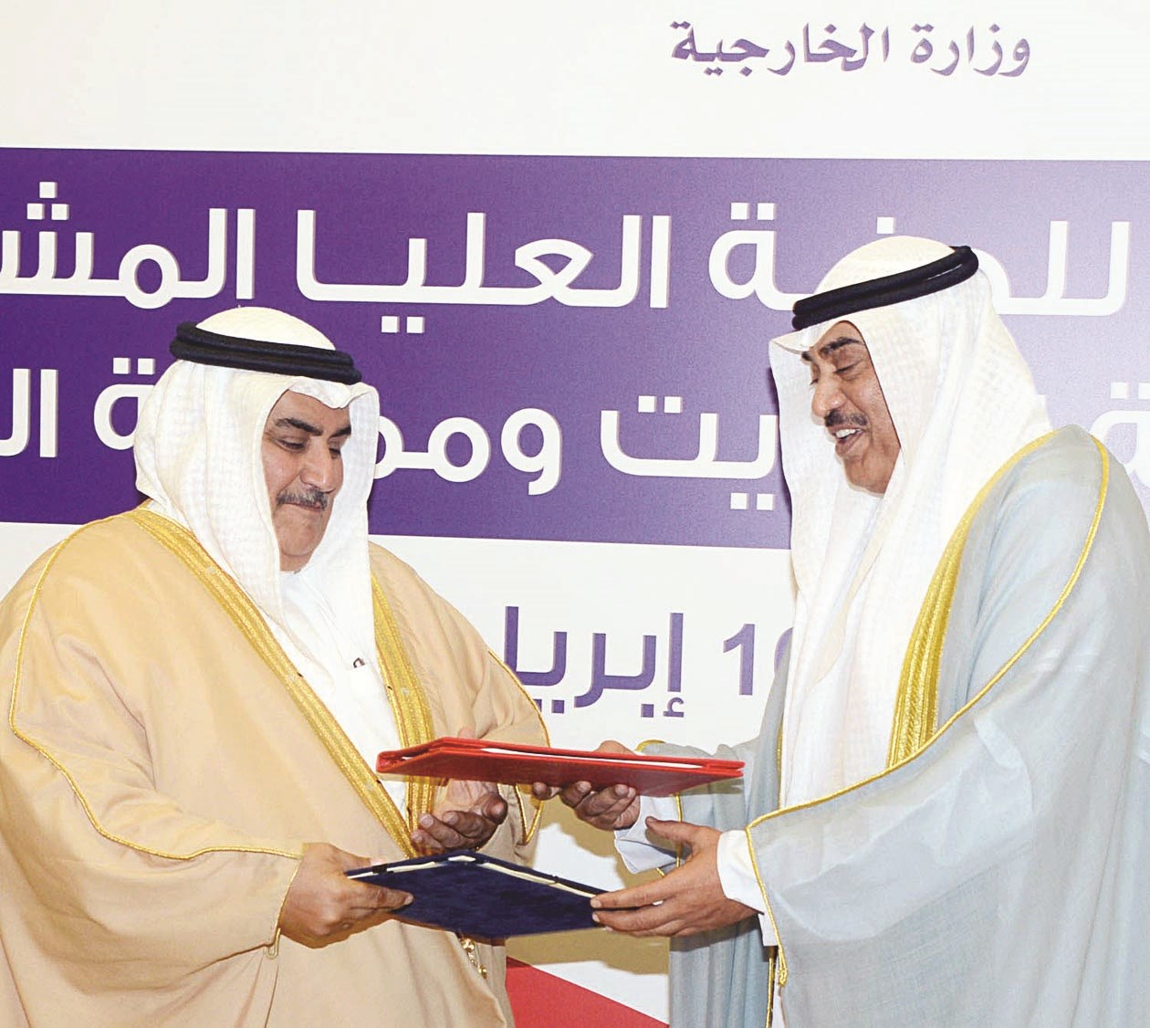 صباح الخالد يتبادل وخالد بن أحمد المذكرات الموقّعة